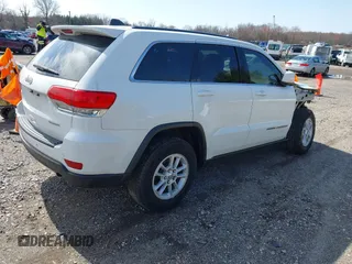 2018 Jeep Grand Cherokee Laredo E with VIN 1C4RJEAG3JC300760, listed as a IAAI auction lot 41811734 with 131,406 mi miles. Bid and sale history available at carsss.com. Image 4.
