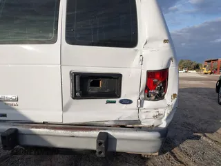 2013 Ford Econoline Cargo Commercial z VIN 1FTNE2EW5DDA45871, wystawiony jako IAAI lot #41422563 z przebiegiem 179 911 mil mil oraz . Historia ofert i sprzedaży dostępna na DreamBid. Obrazek 19.