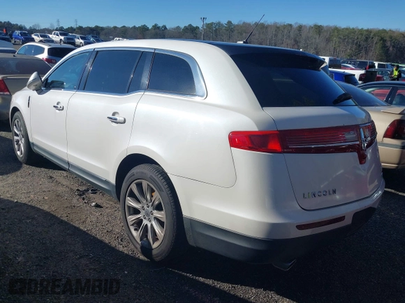2014 Lincoln MKT EcoBoost z VIN 2LMHJ5ATXEBL53521, wystawiony jako IAAI lot #41581330 z przebiegiem 302 604 mil mil oraz . Historia ofert i sprzedaży dostępna na DreamBid. Obrazek 3.