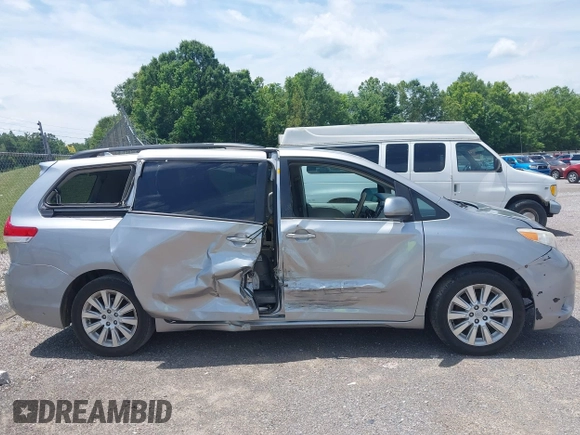 2012 Toyota Sienna XLE z VIN 5TDDK3DCXCS032053, wystawiony jako IAAI lot #42423082 z przebiegiem 338 112 mil mil oraz . Historia ofert i sprzedaży dostępna na DreamBid. Obrazek 13.