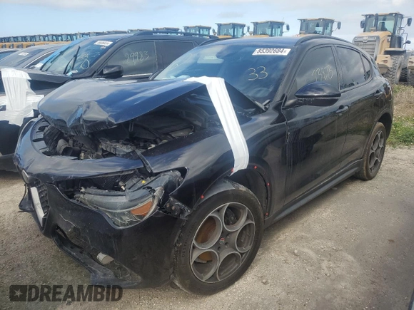 2018 Alfa Romeo Stelvio Sport z VIN ZASFAKPN8J7B79599, wystawiony jako Copart lot #57396135 z przebiegiem 73 873 mil mil oraz Nie do naprawy. Historia ofert i sprzedaży dostępna na DreamBid. Obrazek 1.
