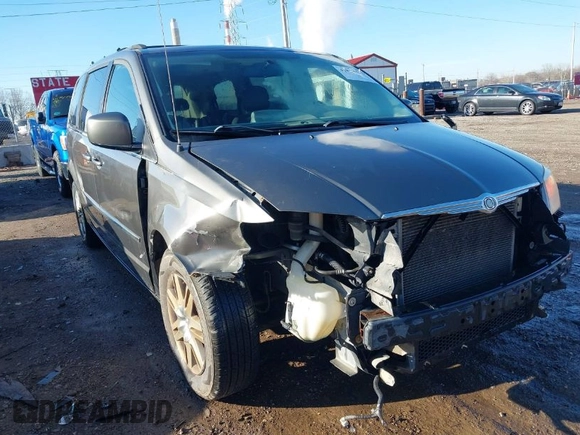 2010 Chrysler Town & Country Touring z VIN 2A4RR5D19AR298644, wystawiony jako IAAI lot #41804796 z przebiegiem 206 439 mil mil oraz . Historia ofert i sprzedaży dostępna na DreamBid. Obrazek 1.