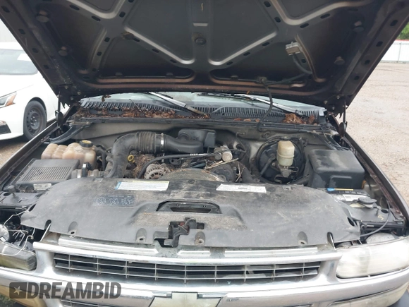 1999 Chevrolet Silverado 1500 with VIN 1GCEC14W0XZ170429, listed as a IAAI auction lot 41910557 with 301,746 mi miles. Bid and sale history available at carsss.com. Image 10.