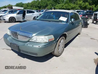 2004 Lincoln Town Car Ultimate z VIN 1LNHM83W74Y688961, wystawiony jako IAAI lot #42222464 z przebiegiem 132 780 mil mil oraz . Historia ofert i sprzedaży dostępna na DreamBid. Obrazek 2.