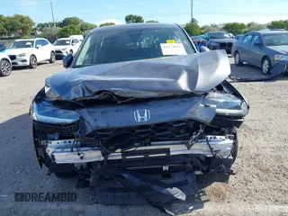 2025 Honda HR-V EX-L z VIN 3CZRZ1H72SM700908, wystawiony jako IAAI lot #41172857 z przebiegiem 6229 mil mil oraz . Historia ofert i sprzedaży dostępna na DreamBid. Obrazek 6.