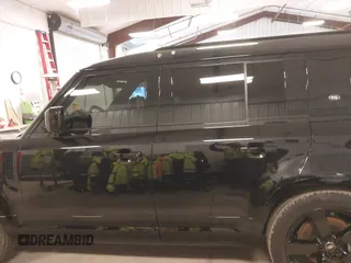 2024 Land Rover Defender X-Dynamic SE z VIN SALE2FEU1R2300221, wystawiony jako IAAI lot #41579863 z przebiegiem 13 981 mil mil oraz . Historia ofert i sprzedaży dostępna na DreamBid. Obrazek 15.