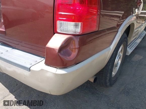 2006 Ford Expedition Eddie Bauer z VIN 1FMPU17506LA44450, wystawiony jako IAAI lot #42267018 z przebiegiem 265 891 mil mil oraz . Historia ofert i sprzedaży dostępna na DreamBid. Obrazek 6.