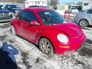2010 Volkswagen New Beetle Coupe with VIN 3VWPG3AG8AM013467, listed as a IAAI auction lot 41364321 with 117,857 mi miles. Bid and sale history available at carsss.com. Image 1.