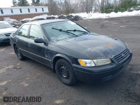 1998 Toyota Camry LE z VIN 4T1BG22K7WU236334, wystawiony jako IAAI lot #41662673 z przebiegiem 182 960 mil mil oraz . Historia ofert i sprzedaży dostępna na DreamBid. Obrazek 1.