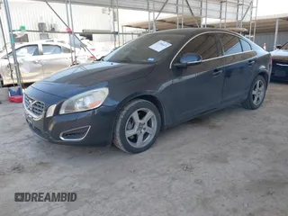 2013 Volvo S60 T5 Premier z VIN YV1612FS4D2217471, wystawiony jako IAAI lot #41986419 z przebiegiem 96 910 mil mil oraz . Historia ofert i sprzedaży dostępna na DreamBid. Obrazek 17.