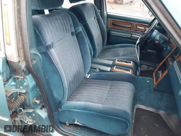 1982 Lincoln Continental with VIN 1MRBP98F1CY610073, listed as a IAAI auction lot 41953772 with 821,604 mi miles and . Bid and sale history available at DreamBid. Image 5.