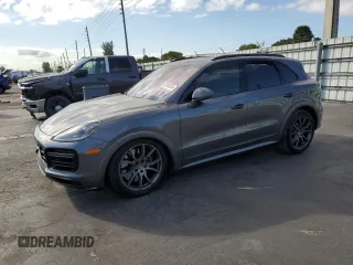 2023 Porsche Cayenne Turbo z VIN WP1AF2AY2PDA20481, wystawiony jako Copart lot #82105834 z przebiegiem 22 734 mil mil oraz Szkoda całkowita • Salvage title. Historia ofert i sprzedaży dostępna na DreamBid. Obrazek 1.