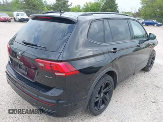 2024 Volkswagen Tiguan SE R-Line Black z VIN 3VV8B7AX2RM019937, wystawiony jako IAAI lot #42462068 z przebiegiem 24 904 mil mil oraz . Historia ofert i sprzedaży dostępna na DreamBid. Obrazek 4.