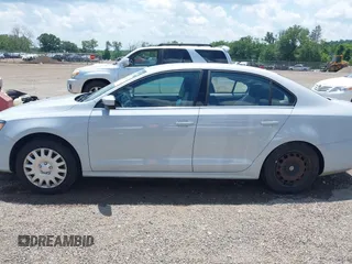 2017 Volkswagen Jetta S z VIN 3VW2B7AJ8HM242804, wystawiony jako IAAI lot #42595566 z przebiegiem 96 551 mil mil oraz . Historia ofert i sprzedaży dostępna na DreamBid. Obrazek 15.