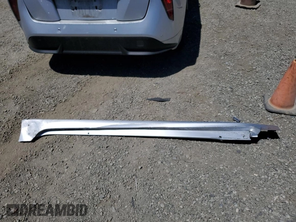 2018 Toyota Prius Two z VIN JTDKARFU3J3550801, wystawiony jako Copart lot #57625935 z przebiegiem 48 502 mil mil oraz Szkoda całkowita • Salvage title. Historia ofert i sprzedaży dostępna na DreamBid. Obrazek 12.