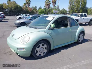 2000 Volkswagen New Beetle GLX with VIN 3VWDD21C9YM430092, listed as a IAAI auction lot 40222232 with 1 mi miles. Bid and sale history available at carsss.com. Image 2.
