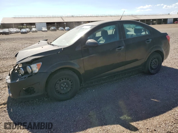 2014 Chevrolet Sonic LS z VIN 1G1JA5SH0E4131777, wystawiony jako Copart lot #65558225 z przebiegiem 136 704 mil mil oraz Szkoda całkowita • Salvage title. Historia ofert i sprzedaży dostępna na DreamBid. Obrazek 1.