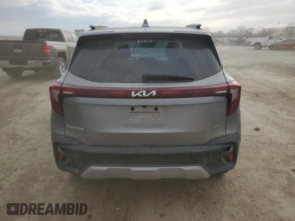 2024 Kia Seltos SX z VIN KNDETCA70R7489997, wystawiony jako Copart lot #49545375 z przebiegiem 25 457 mil mil oraz Szkoda całkowita • Salvage title. Historia ofert i sprzedaży dostępna na DreamBid. Obrazek 6.
