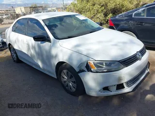 2014 Volkswagen Jetta S z VIN 3VW2K7AJ1EM432147, wystawiony jako IAAI lot #42021709 z przebiegiem 123 162 mil mil oraz . Historia ofert i sprzedaży dostępna na DreamBid. Obrazek 1.