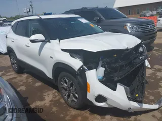 2021 Kia Seltos EX z VIN KNDERCAA3M7229080, wystawiony jako IAAI lot #42056546 z przebiegiem 11 372 mil mil oraz . Historia ofert i sprzedaży dostępna na DreamBid. Obrazek 1.