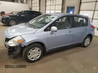 2010 Nissan Versa S z VIN 3N1BC1CP2AL447869, wystawiony jako Copart lot #53489805 z przebiegiem 189 819 mil mil oraz Czysty tytuł • Clean title. Historia ofert i sprzedaży dostępna na DreamBid. Obrazek 1.