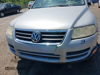 2004 Volkswagen Touareg z VIN WVGBC67L74D017200, wystawiony jako IAAI lot #42305070 z przebiegiem Nie podano mil oraz . Historia ofert i sprzedaży dostępna na DreamBid. Obrazek 13.