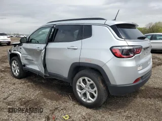 2024 Jeep Compass Latitude z VIN 3C4NJDBN7RT107047, wystawiony jako Copart lot #55265515 z przebiegiem 27 017 mil mil oraz Szkoda całkowita • Salvage title. Historia ofert i sprzedaży dostępna na DreamBid. Obrazek 2.