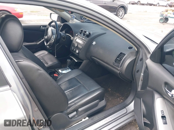 2009 Nissan Altima 2.5 z VIN 1N4AL21E09N492438, wystawiony jako IAAI lot #42267476 z przebiegiem 142 530 mil mil oraz . Historia ofert i sprzedaży dostępna na DreamBid. Obrazek 5.