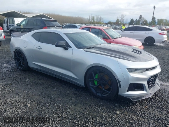2017 Chevrolet Camaro 1SS z VIN 1G1FF1R7XH0176640, wystawiony jako IAAI lot #41911058 z przebiegiem 74 093 mil mil oraz . Historia ofert i sprzedaży dostępna na DreamBid. Obrazek 1.