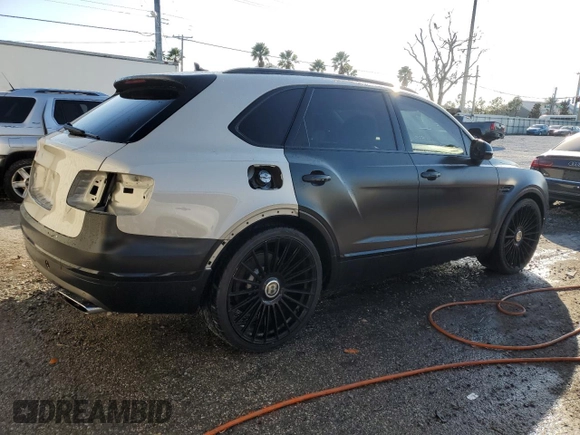 2017 Bentley Bentayga W12 z VIN SJAAC2ZVXHC016000, wystawiony jako Copart lot #43702555 z przebiegiem 46 172 mil mil oraz Szkody całkowita. Historia ofert i sprzedaży dostępna na DreamBid. Obrazek 3.