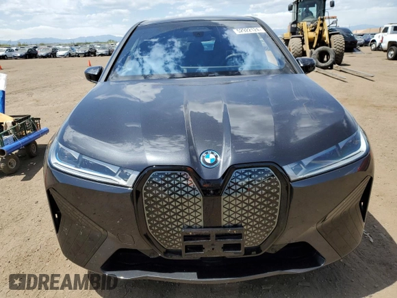 2023 BMW iX xDrive50 z VIN WB523CF03PCM09655, wystawiony jako Copart lot #52922124 z przebiegiem 3 159 mil mil oraz . Historia ofert i sprzedaży dostępna na DreamBid. Obrazek 5.