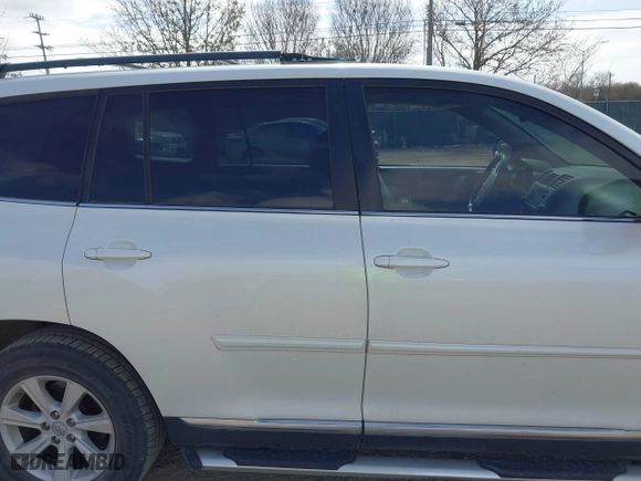 2013 Toyota Highlander with VIN 5TDZK3EH6DS096284, listed as a IAAI auction lot 41735321 with 239,697 mi miles. Bid and sale history available at carsss.com. Image 14.