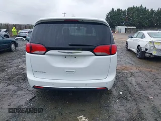 2018 Chrysler Pacifica Touring Plus z VIN 2C4RC1FG3JR102912, wystawiony jako IAAI lot #42240609 z przebiegiem 72 329 mil mil oraz . Historia ofert i sprzedaży dostępna na DreamBid. Obrazek 16.