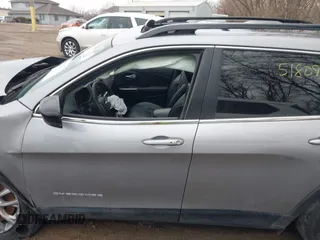 2022 Jeep Cherokee Latitude Lux z VIN 1C4PJMMN9ND511277, wystawiony jako IAAI lot #41151980 z przebiegiem 51 809 mil mil oraz . Historia ofert i sprzedaży dostępna na DreamBid. Obrazek 13.