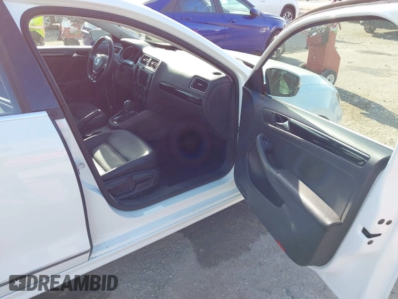 2017 Volkswagen Jetta SEL z VIN 3VWL17AJ0HM258163, wystawiony jako IAAI lot #41853477 z przebiegiem 48 243 mil mil oraz . Historia ofert i sprzedaży dostępna na DreamBid. Obrazek 5.