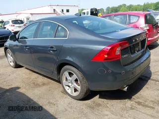 2013 Volvo S60 T5 Premier z VIN YV1612FS8D2209602, wystawiony jako IAAI lot #42226472 z przebiegiem 161 889 mil mil oraz . Historia ofert i sprzedaży dostępna na DreamBid. Obrazek 3.