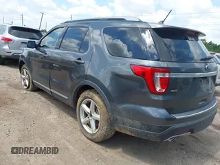 2018 Ford Explorer XLT z VIN 1FM5K7D8XJGC53906, wystawiony jako IAAI lot #42381320 z przebiegiem 142 782 mil mil oraz . Historia ofert i sprzedaży dostępna na DreamBid. Obrazek 3.