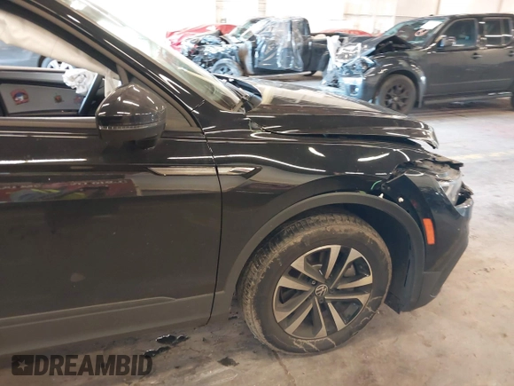 2023 Volkswagen Tiguan S z VIN 3VVRB7AX6PM069001, wystawiony jako IAAI lot #41193316 z przebiegiem 21 586 mil mil oraz . Historia ofert i sprzedaży dostępna na DreamBid. Obrazek 18.