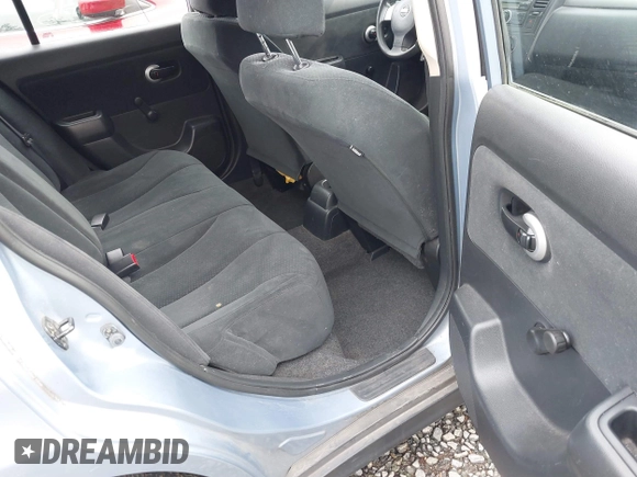 2011 Nissan Versa S z VIN 3N1BC1CP8BL460398, wystawiony jako IAAI lot #41754069 z przebiegiem 239 363 mil mil oraz . Historia ofert i sprzedaży dostępna na DreamBid. Obrazek 8.