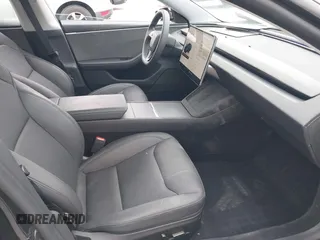 2024 Tesla Model 3 z VIN 5YJ3E1EA2RF784394, wystawiony jako IAAI lot #42034036 z przebiegiem 14 594 mil mil oraz . Historia ofert i sprzedaży dostępna na DreamBid. Obrazek 5.