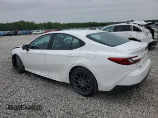 2025 Toyota Camry LE z VIN 4T1DAACK6SU025512, wystawiony jako Copart lot #54516175 z przebiegiem 11 046 mil mil oraz Czysty tytuł • Clean title. Historia ofert i sprzedaży dostępna na DreamBid. Obrazek 2.
