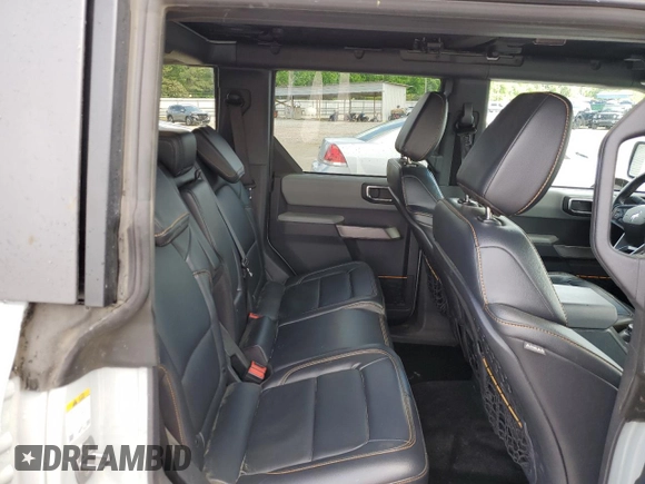 2023 Ford Bronco z VIN 1FMEE5DP8PLB29801, wystawiony jako Copart lot #55086715 z przebiegiem 14 826 mil mil oraz Szkoda całkowita • Salvage title. Historia ofert i sprzedaży dostępna na DreamBid. Obrazek 10.