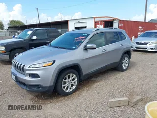 2018 Jeep Cherokee Latitude Tech Connect z VIN 1C4PJLCB5JD568524, wystawiony jako IAAI lot #42542664 z przebiegiem 82 370 mil mil oraz . Historia ofert i sprzedaży dostępna na DreamBid. Obrazek 17.