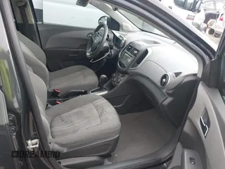 2016 Chevrolet Sonic LT z VIN 1G1JC6SH3G4155865, wystawiony jako IAAI lot #41808426 z przebiegiem 142 866 mil mil oraz . Historia ofert i sprzedaży dostępna na DreamBid. Obrazek 5.
