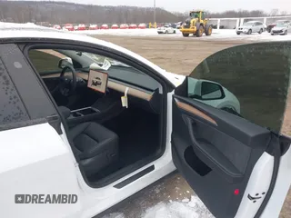2024 Tesla Model Y Long Range z VIN 7SAYGDEE5RA326577, wystawiony jako IAAI lot #41531364 z przebiegiem 5353 mil mil oraz . Historia ofert i sprzedaży dostępna na DreamBid. Obrazek 5.
