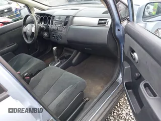 2011 Nissan Versa S z VIN 3N1BC1CP8BL460398, wystawiony jako IAAI lot #41754069 z przebiegiem 239 363 mil mil oraz . Historia ofert i sprzedaży dostępna na DreamBid. Obrazek 5.