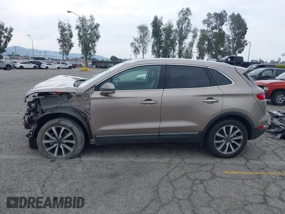 2019 Lincoln MKC Reserve with VIN 5LMCJ3C9XKUL09386, listed as a IAAI auction lot 41857681 with 66,101 mi miles and . Bid and sale history available at DreamBid. Image 15.