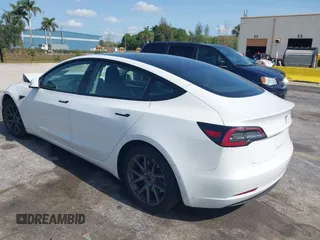2022 Tesla Model 3 z VIN 5YJ3E1EA5NF164309, wystawiony jako IAAI lot #42195114 z przebiegiem 72 912 mil mil oraz . Historia ofert i sprzedaży dostępna na DreamBid. Obrazek 3.