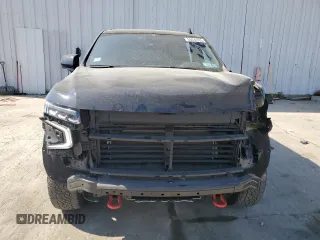 2024 Chevrolet Suburban Z71 z VIN 1GNSKDKD1RR116799, wystawiony jako Copart lot #53435185 z przebiegiem 23 697 mil mil oraz Szkoda całkowita • Salvage title. Historia ofert i sprzedaży dostępna na DreamBid. Obrazek 5.