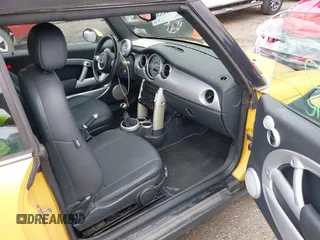 2008 MINI Convertible z VIN WMWRF33578TF67945, wystawiony jako IAAI lot #42315750 z przebiegiem 110 340 mil mil oraz . Historia ofert i sprzedaży dostępna na DreamBid. Obrazek 5.